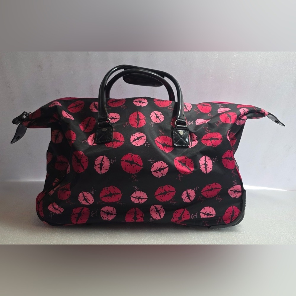 RARE Betsey Johnson Lips Kiss Print Rolling Bag Carry On Weekender Roll Luggageđź’‹ - Picture 2 of 12